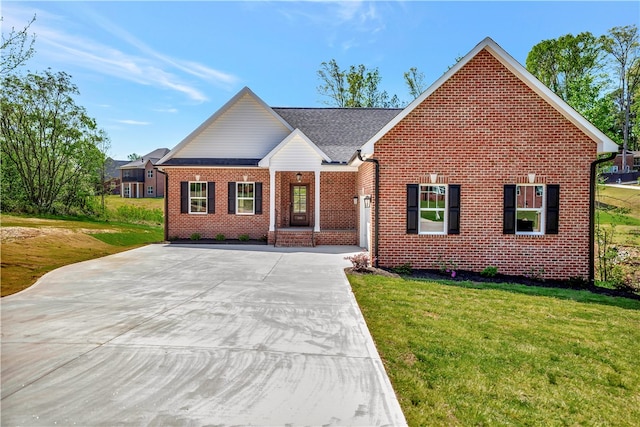 view of front of house featuring a front yard