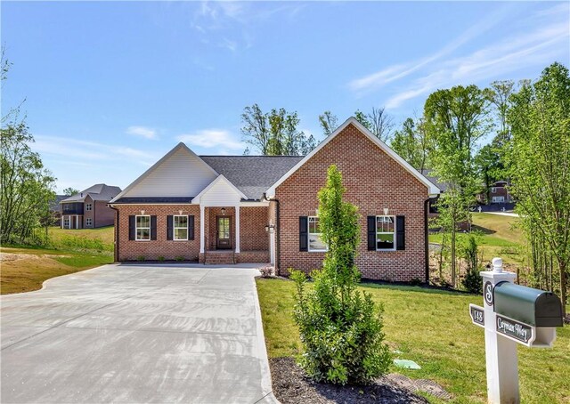 view of front of property featuring a front yard