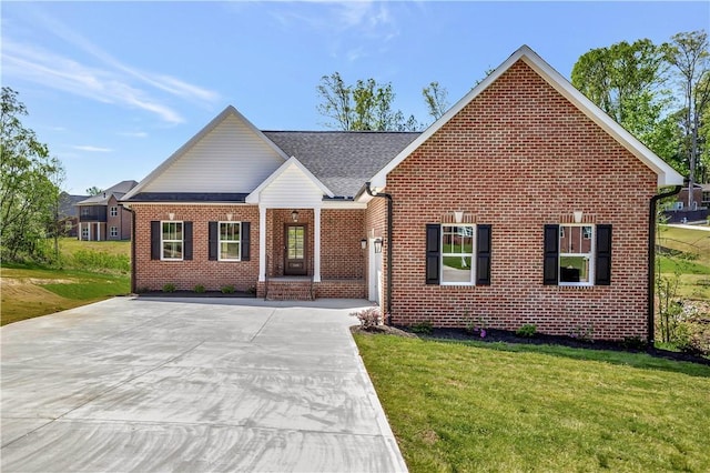 view of front of home featuring a front yard