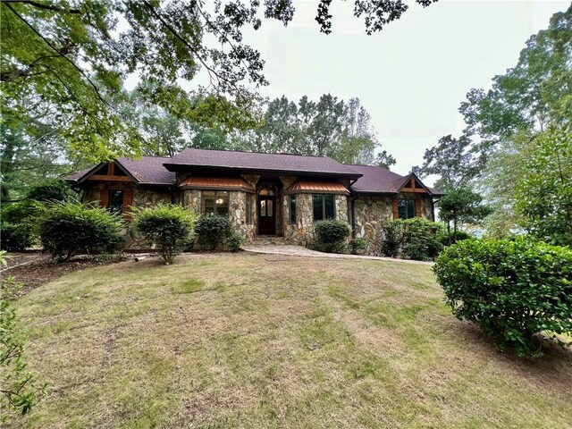 view of front of property with a front yard