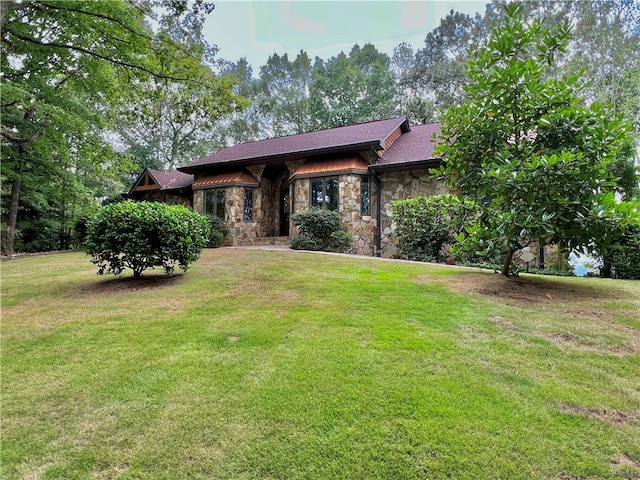 view of front of property featuring a front yard