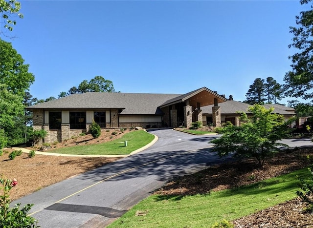 view of front of home with a front yard