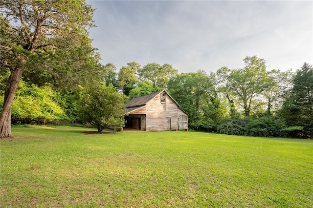 view of yard featuring an outbuilding