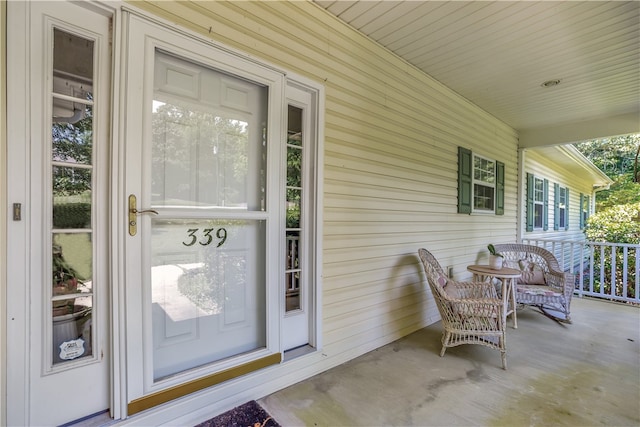 property entrance featuring a porch