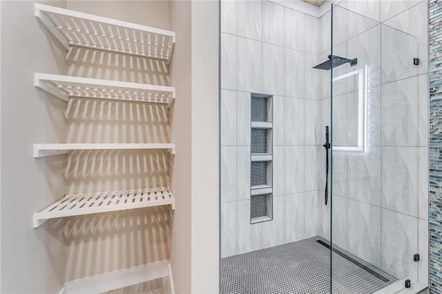 bathroom featuring a tile shower