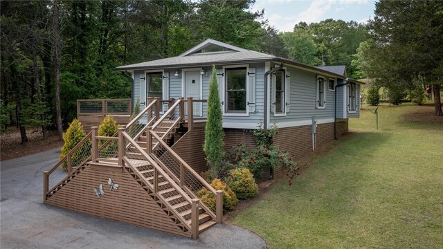 view of front of home featuring a front lawn