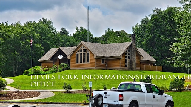 view of front of property featuring a front lawn