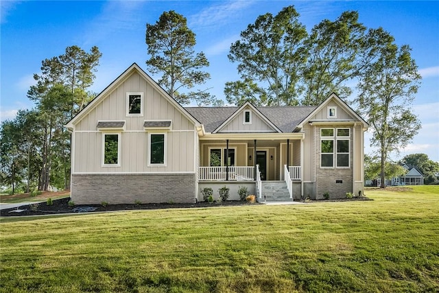 view of front facade featuring covered porch and a front yard