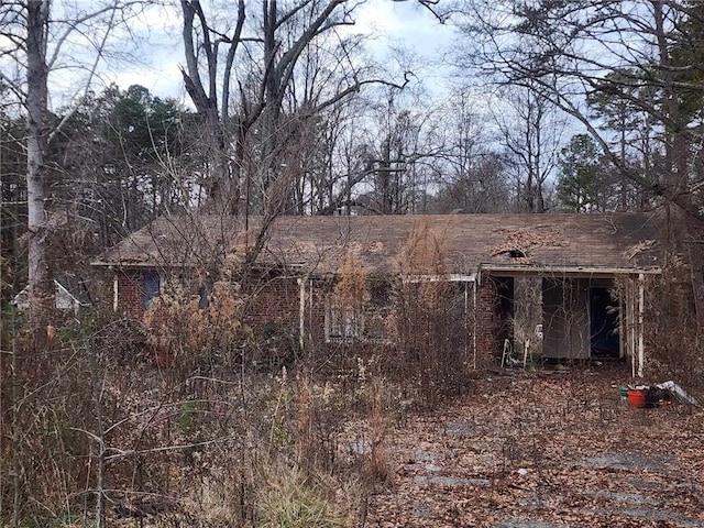 exterior space featuring a storage shed