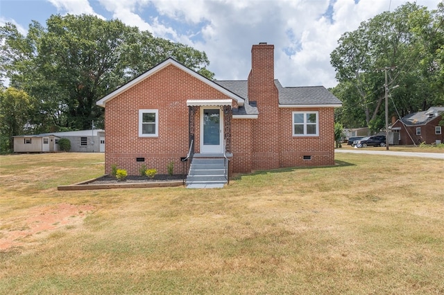 bungalow featuring a front yard