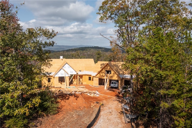 view of front of house featuring a mountain view