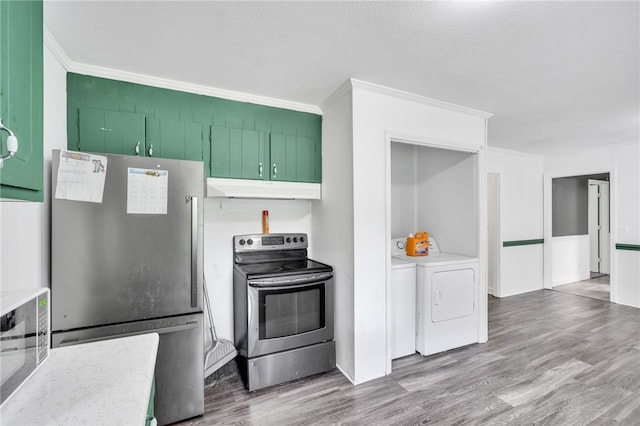 kitchen with ornamental molding, a textured ceiling, stainless steel appliances, independent washer and dryer, and light hardwood / wood-style floors