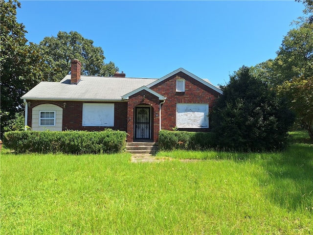 view of front of property featuring a front lawn