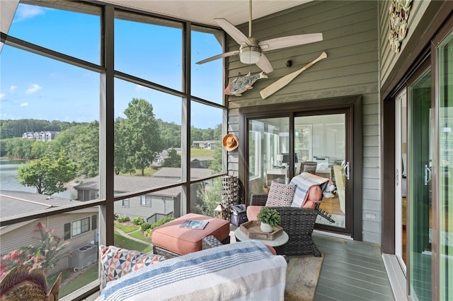 sunroom with ceiling fan