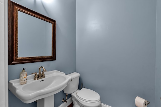 bathroom featuring toilet and sink