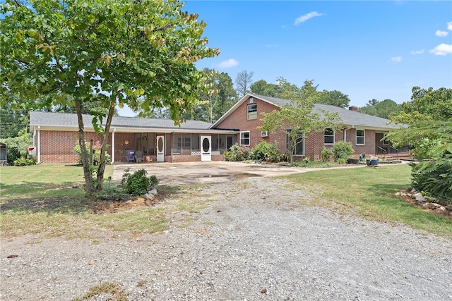 single story home with a front lawn