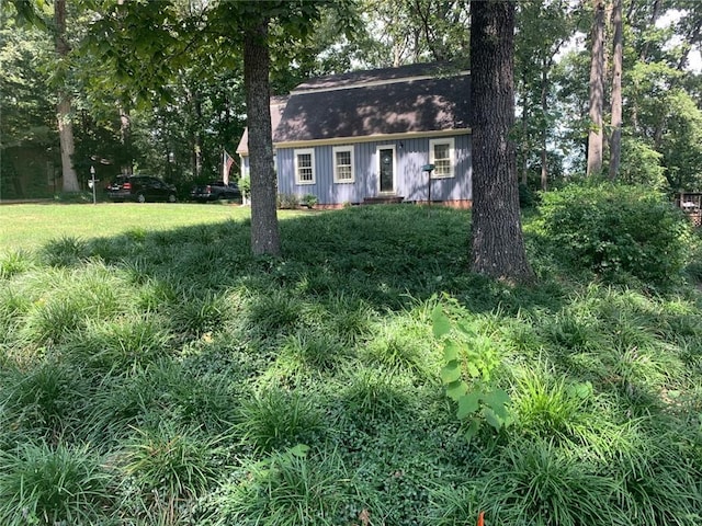 view of front of property featuring a front yard