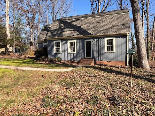 view of front of home with a front lawn