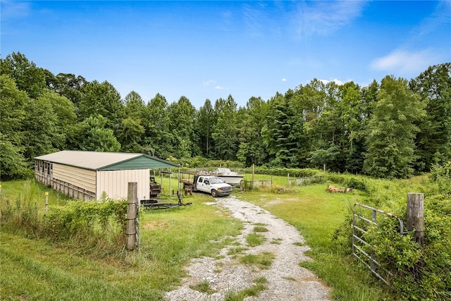 view of yard with an outdoor structure