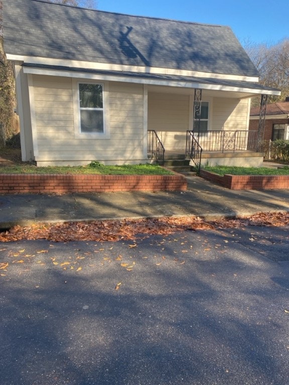 view of front of property featuring covered porch