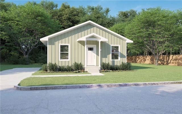 view of front of property featuring a front lawn