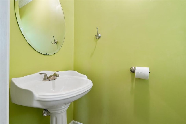 bathroom featuring a sink