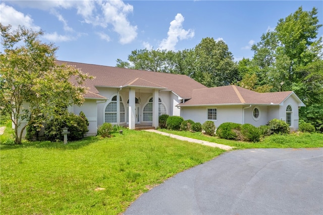 single story home with a front yard