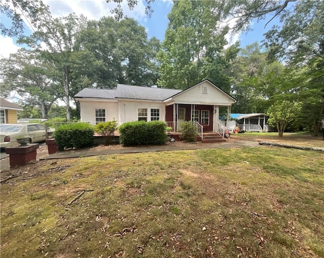 view of front of property featuring a front yard and covered porch