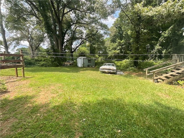 view of yard with a storage shed