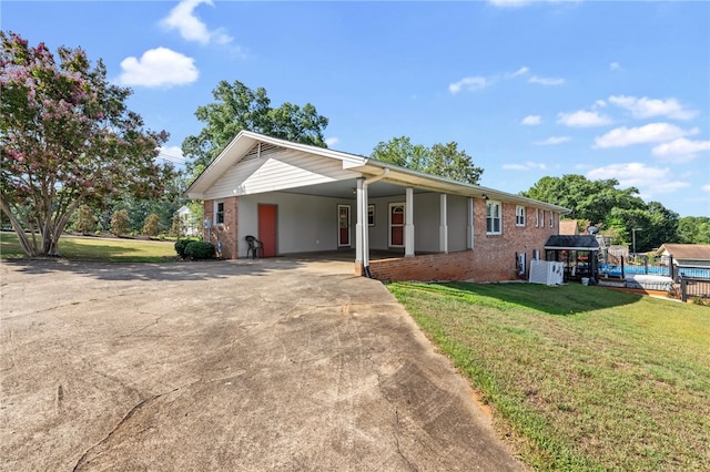 view of front of property featuring a swimming pool and a front lawn