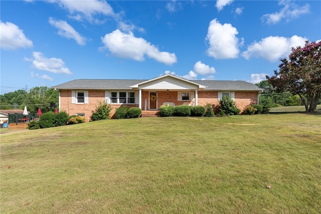 ranch-style home featuring a front lawn and a porch