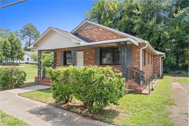 view of front of property featuring a porch and a front lawn