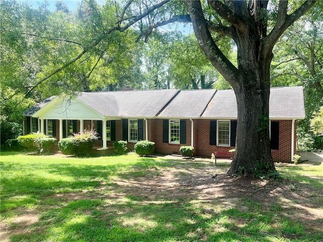 ranch-style house featuring a front yard