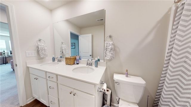 bathroom with a shower with curtain, vanity, and toilet