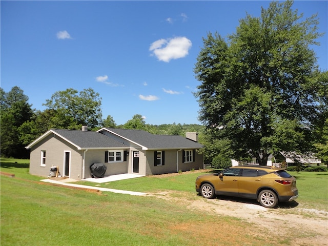 single story home with a front lawn