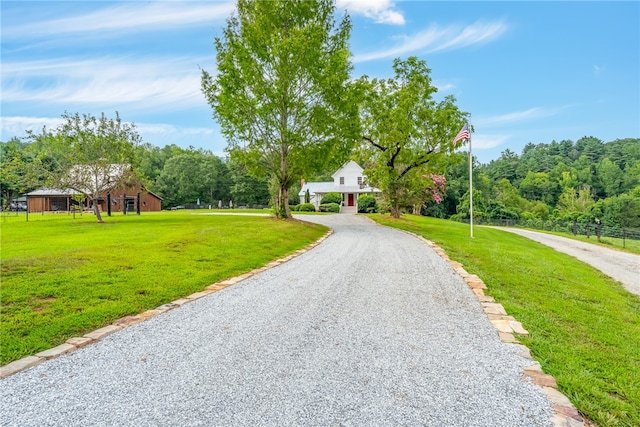 view of front of property featuring a front lawn