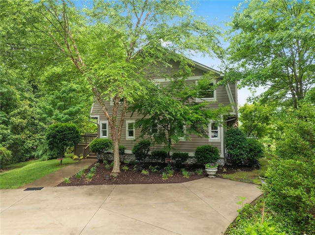 view of front of property featuring a deck