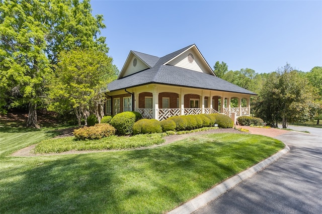 view of front of house featuring covered porch and a front yard