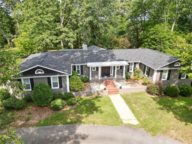 ranch-style house featuring a front yard