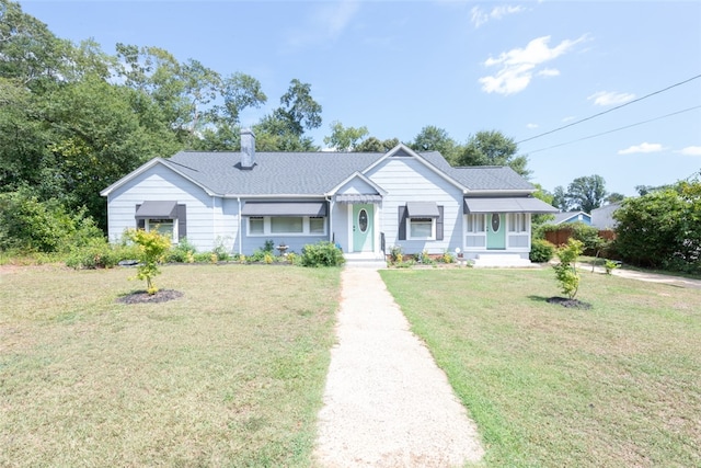 view of front of house featuring a front yard