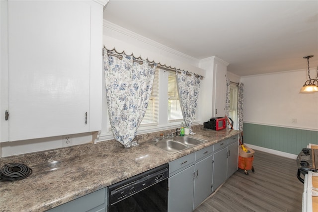 kitchen featuring hanging light fixtures, dark wood-type flooring, black appliances, crown molding, and sink