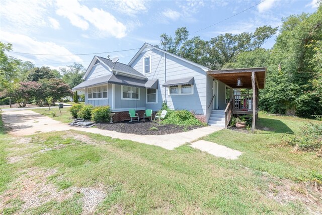 view of front facade featuring a porch and a front yard