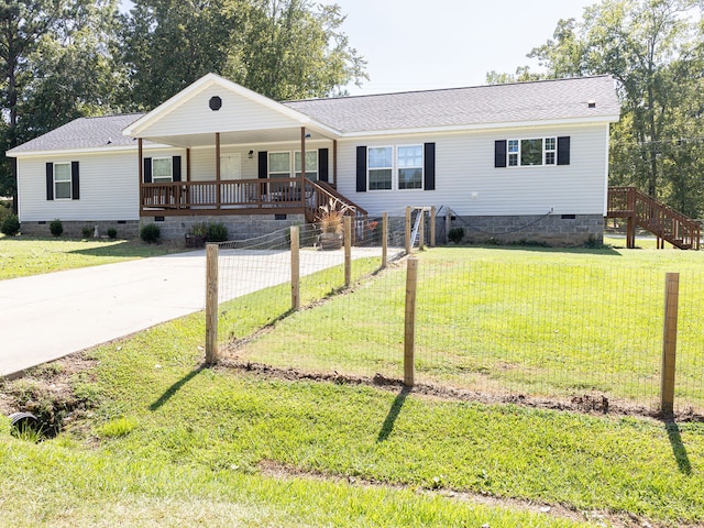 view of front facade featuring covered porch and a front lawn