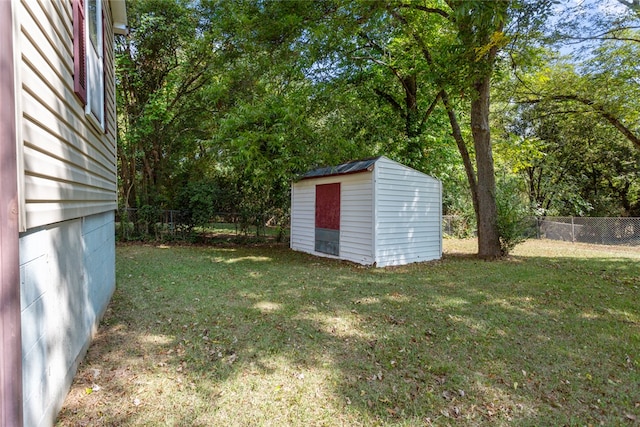 view of yard with a shed