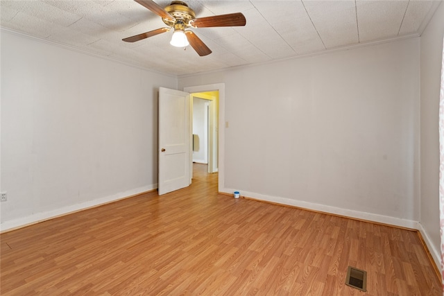 unfurnished room with ceiling fan, ornamental molding, a textured ceiling, and light hardwood / wood-style floors