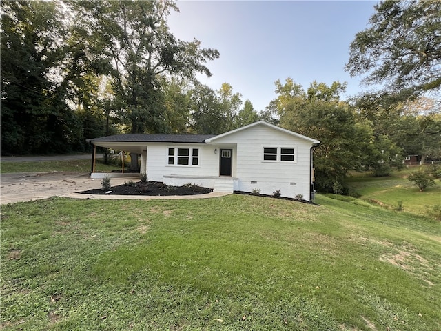 view of front of property featuring a front lawn