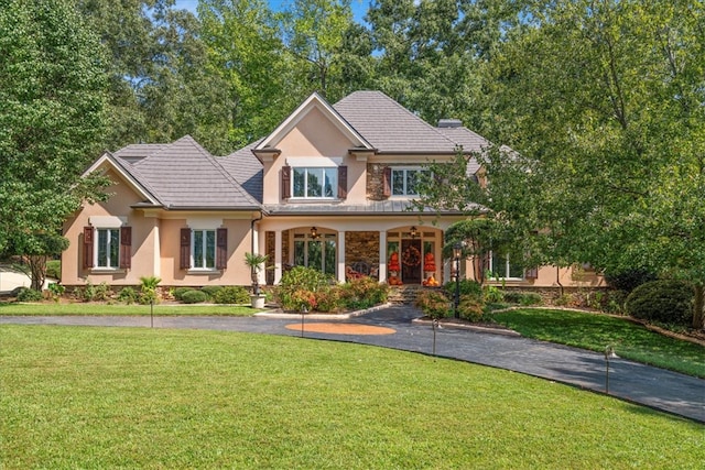 view of front facade featuring a porch and a front lawn