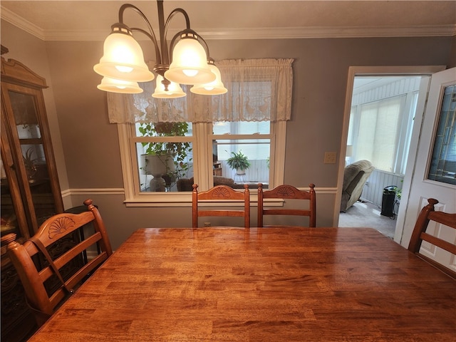 dining room with crown molding and a notable chandelier