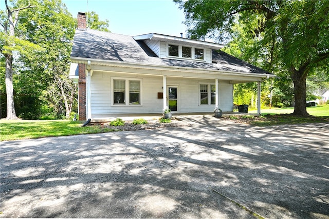 view of front of home with a front lawn and covered porch