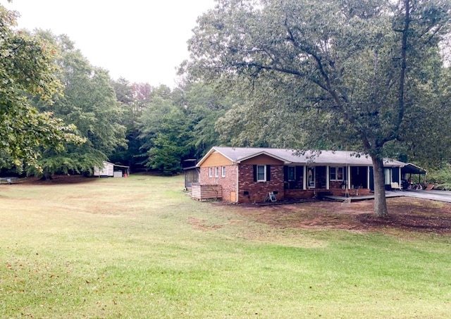 view of front facade featuring a front yard